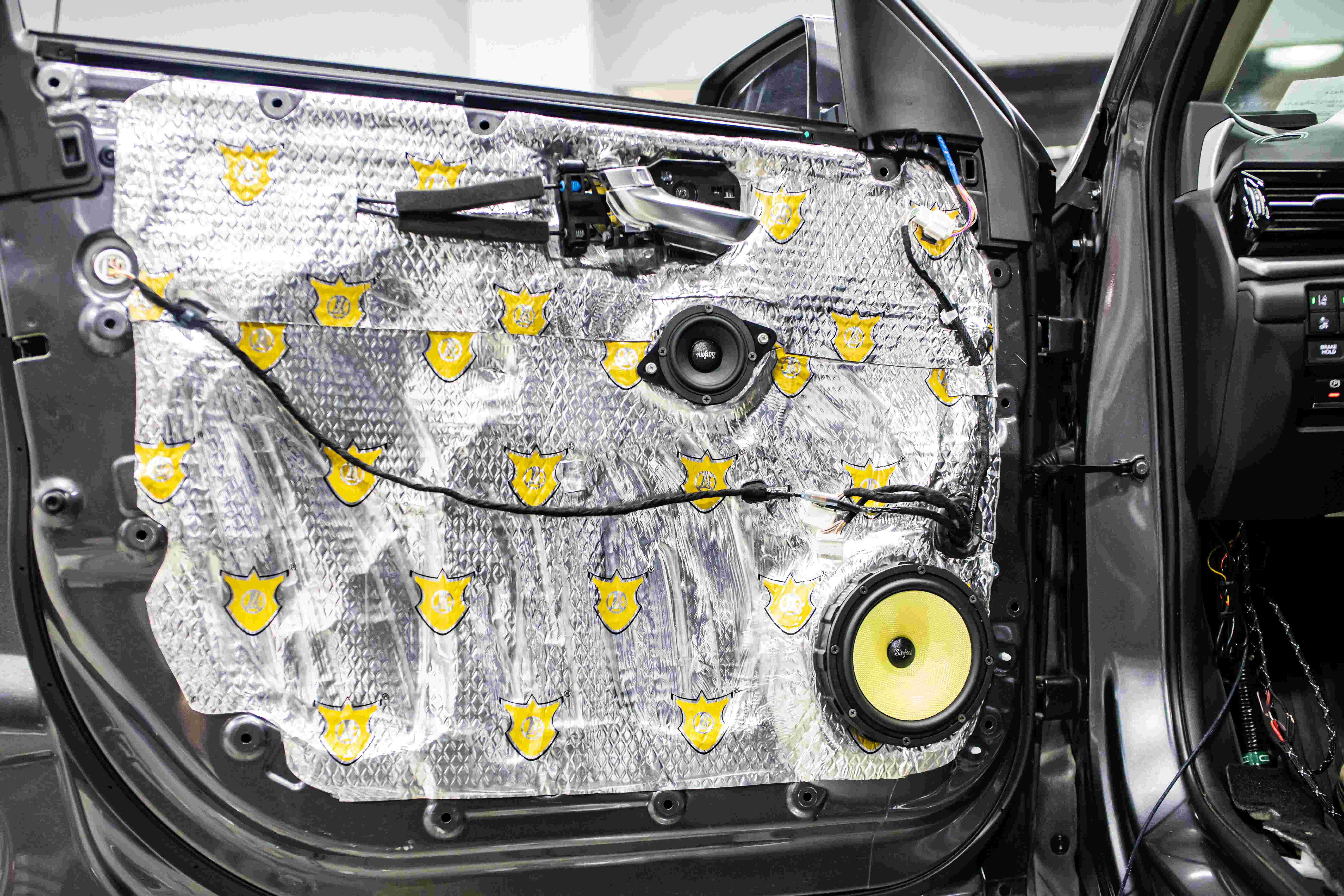 佛山车载音响喇叭，英朗车载音响隔音安装升级案例